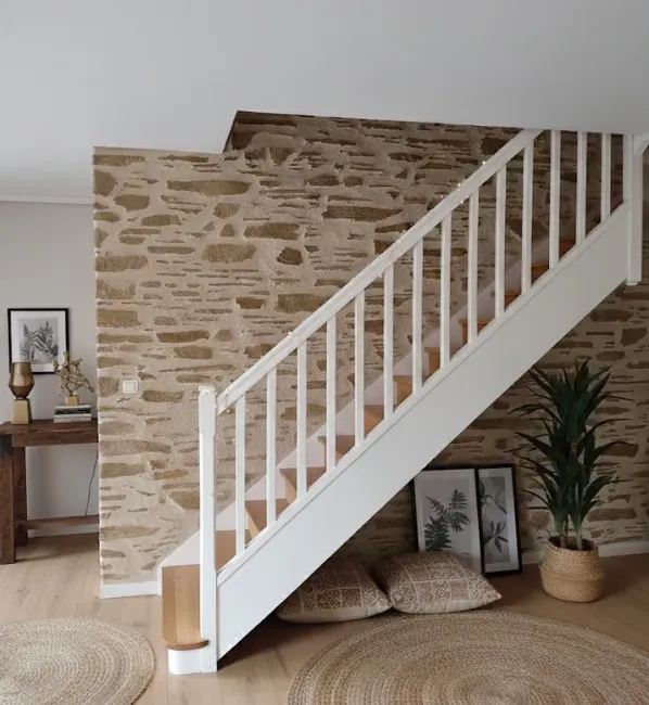 Vue d’un intérieur avec murs en imitation brique