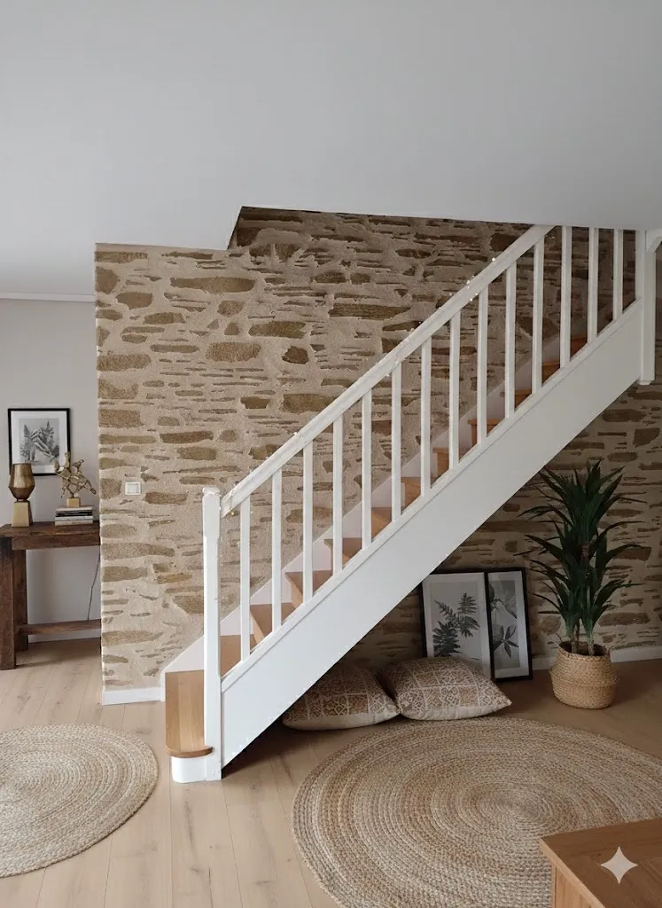 Vue d’un intérieur avec murs en imitation brique