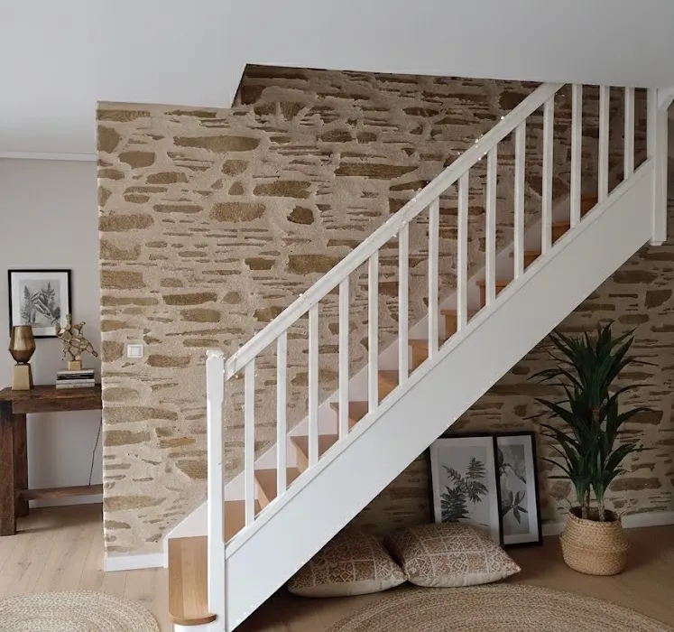 Vue d’un intérieur avec murs en imitation brique