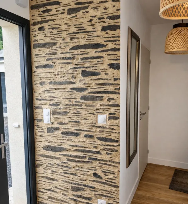 Mur en imitation pierre sèche dans une maison rénovée