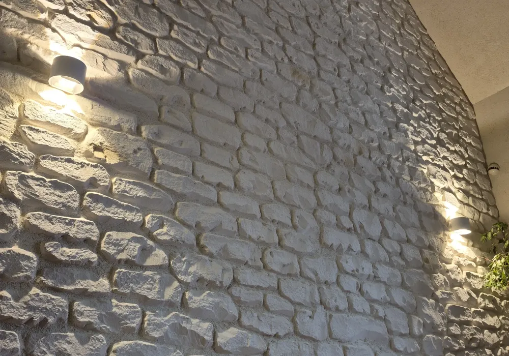 Vue d’un intérieur avec murs en imitation brique